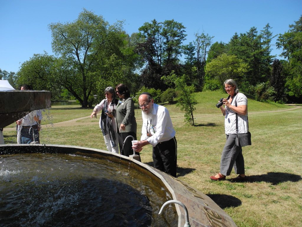 Erfrischung am Brunnen Erfrischung am Brunnen, jüdischer Besuch