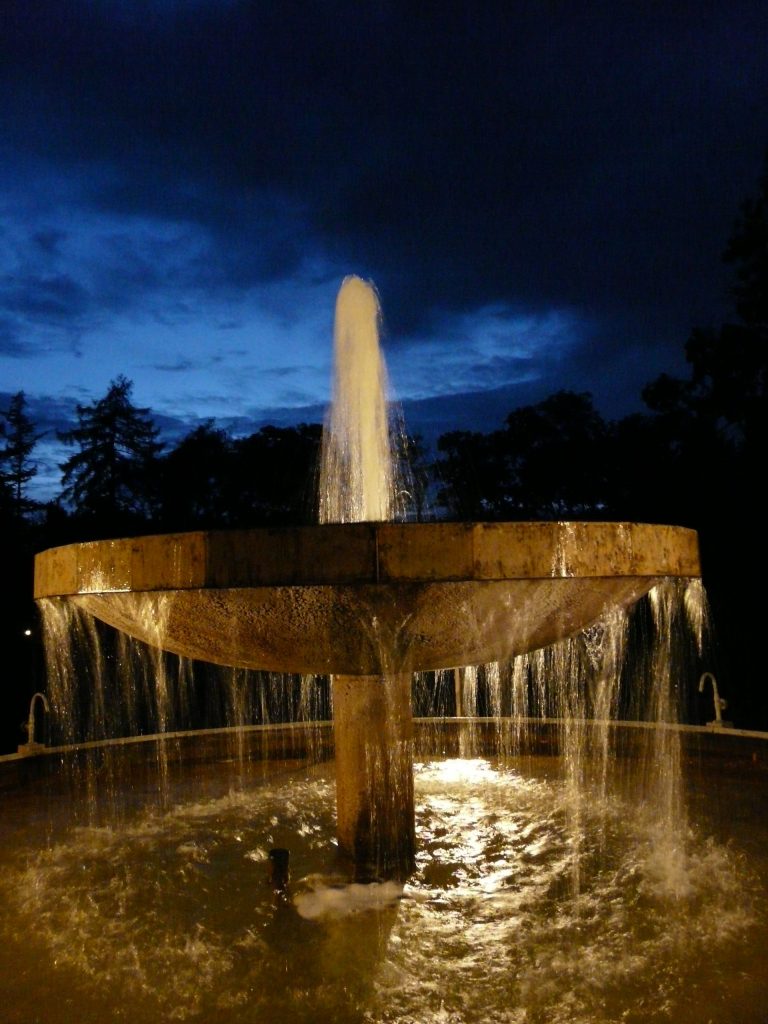 Gottes Treue - Vaterbrunnen bei Nacht Gottes Treue - Vaterbrunnen bei Nacht