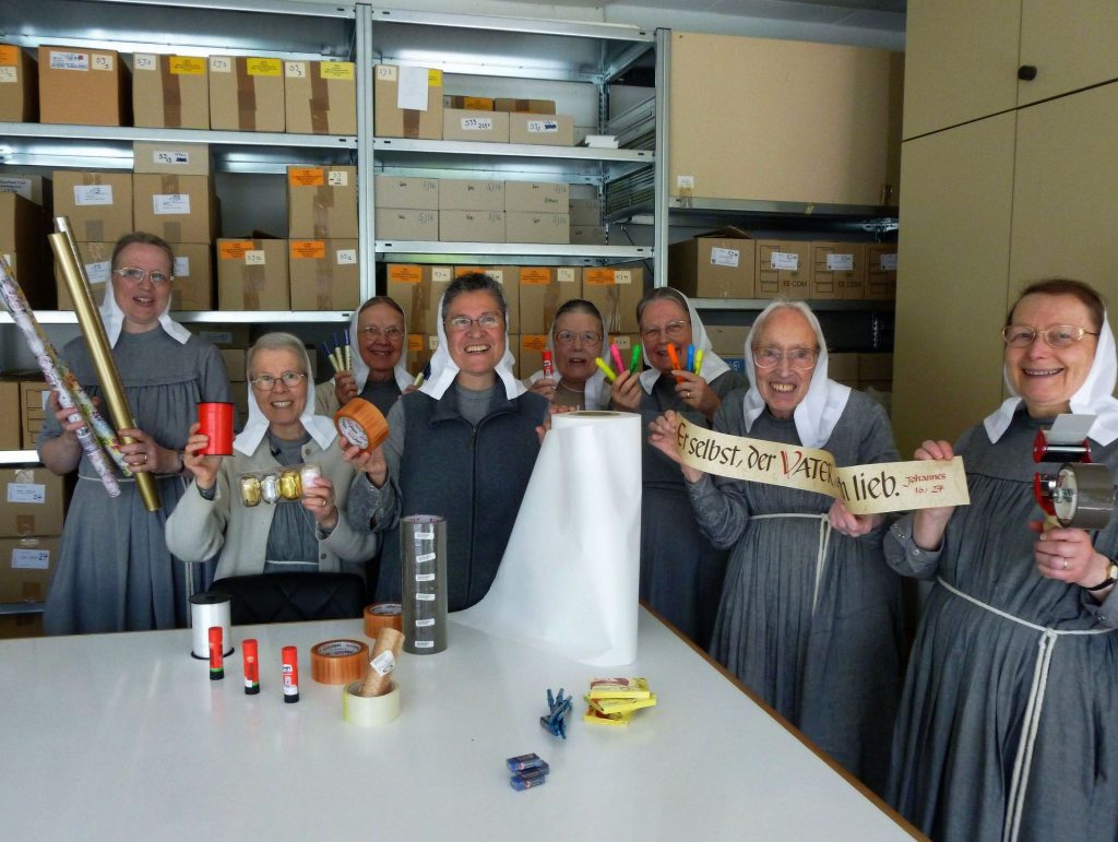 große Freude über geschenkte Büroartikel für den Verlag große Freude über geschenkte Büroartikel für den Verlag