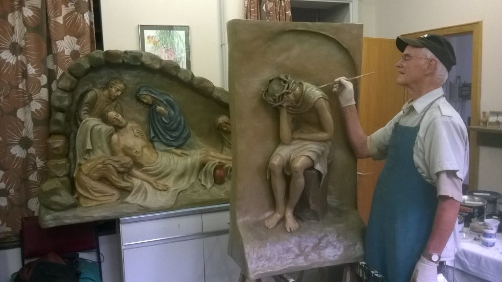 Bruder Peregrino beim Erneuern der Reliefs Bruder Peregrino beim Erneuern der Reliefs