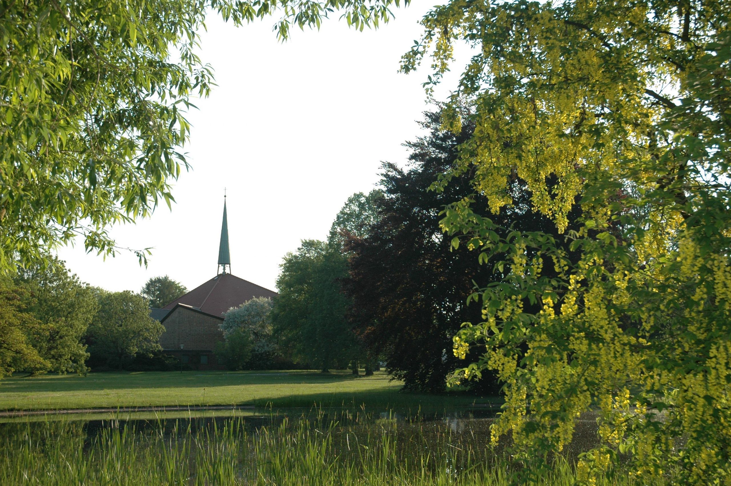 Jesu-Ruf-Kapelle mit See